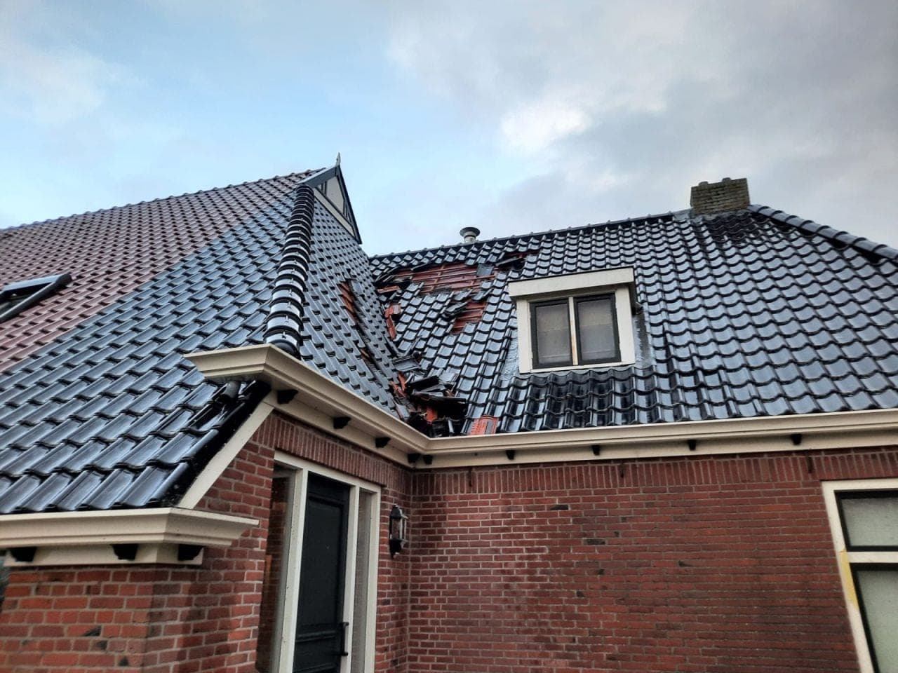 Foto van dak met dakkapel